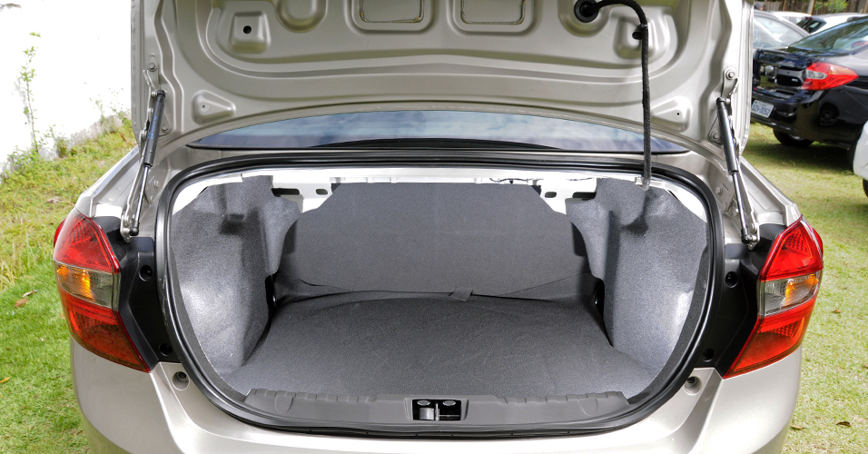 Ford Ka+ bom espaço no porta malas