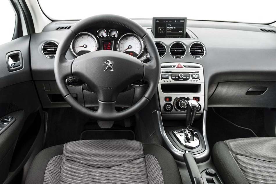 Peugeot 308: interior amplo apenas na dianteira