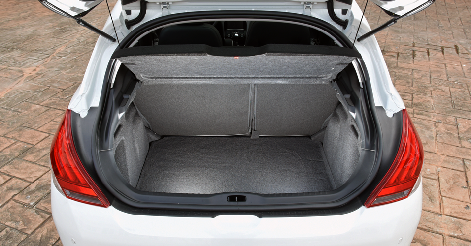 Peugeot 308: bom espaço no porta-malas para um hatch